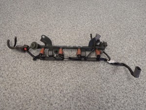 MAZDA 323 BJ 98-02 1.3 LISTWA WTRYSKOWA WTRSYKI