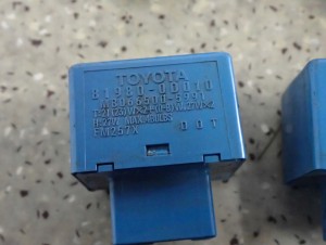 TOYOTA COROLLA YARIS RAV PRZERYWACZ KIERUNKOWSKAZU 3/6 MINIATURA