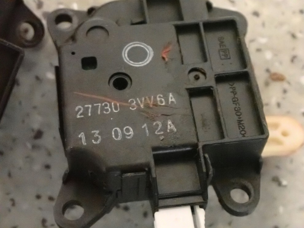 NISSAN NOTE E12 13- SILNICZEK STEROWANIA KLAPEK 5/6