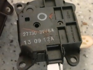 NISSAN NOTE E12 13- SILNICZEK STEROWANIA KLAPEK 5/6 MINIATURA