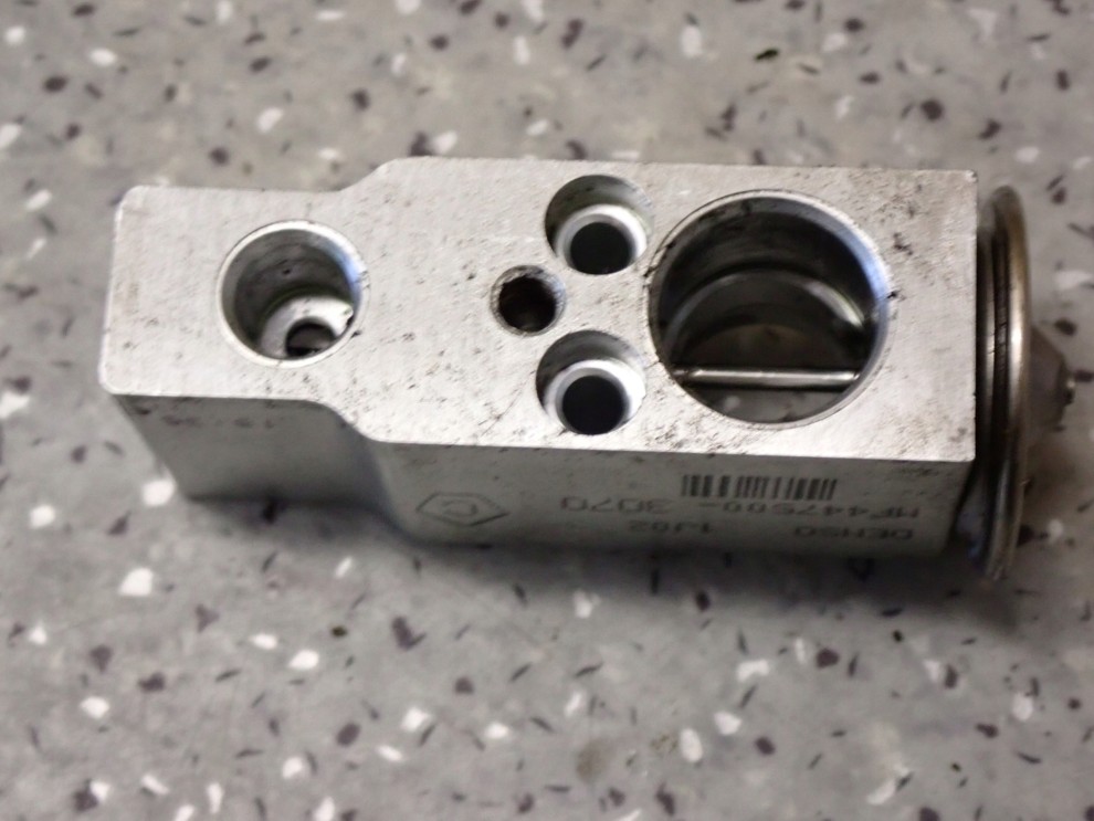 TOYOTA YARIS II 06-11 ZAWÓR ROZPRĘŻNY KLIMATYZACJI 4/5