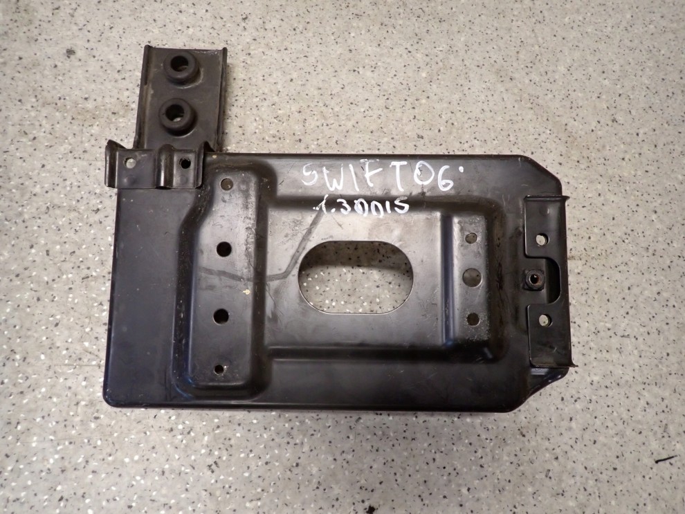 SUZUKI SWIFT 04-09 DDIS PODSTAWA AKUMULATORA 1/4