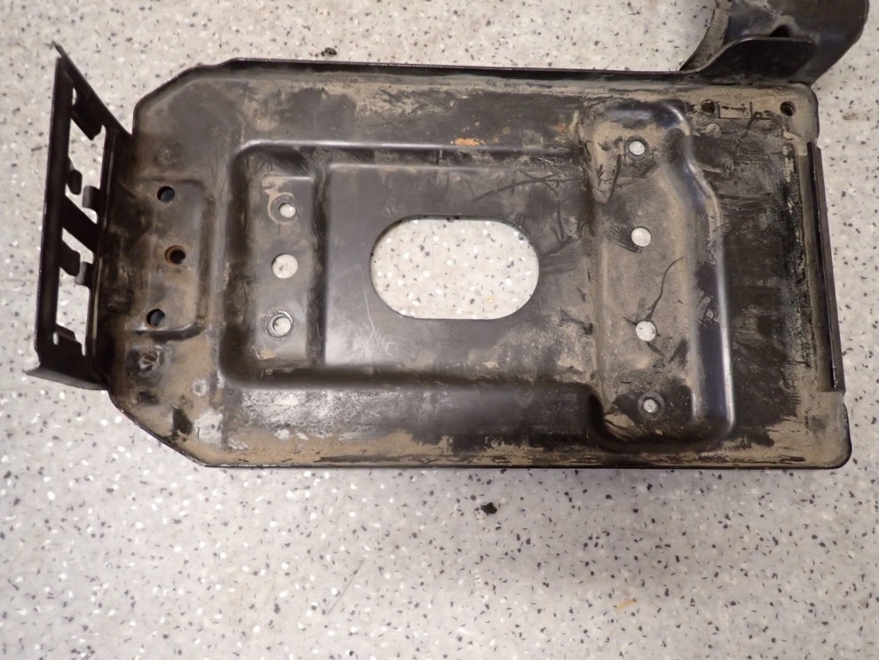 SUZUKI SWIFT 04-09 DDIS PODSTAWA AKUMULATORA 3/4