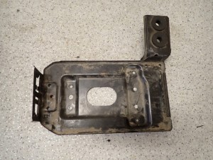 SUZUKI SWIFT 04-09 DDIS PODSTAWA AKUMULATORA 2/4 MINIATURA