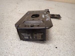 SUZUKI SWIFT 04-09 DDIS PODSTAWA AKUMULATORA 4/4 MINIATURA