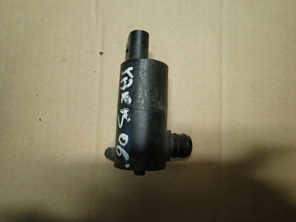 TOYOTA YARIS II 06-12 POMPKA SPRYSKIWACZA SZYBY 1/2