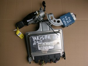 TOYOTA YARIS I D4D -05 STACYJKA KOMPUTER STEROWNIK 2/4 MINIATURA