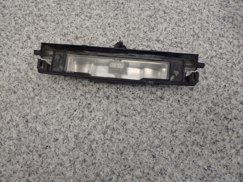 TOYOTA YARIS II 06- LAMPKA TABLICY REJESTRACYJNEJ 1/8