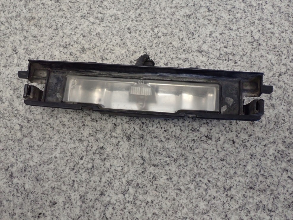 TOYOTA YARIS II 06- LAMPKA TABLICY REJESTRACYJNEJ 2/8