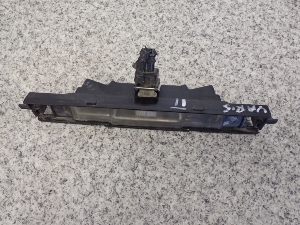 TOYOTA YARIS II 06- LAMPKA TABLICY REJESTRACYJNEJ 3/8