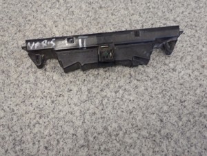 TOYOTA YARIS II 06- LAMPKA TABLICY REJESTRACYJNEJ 4/8 MINIATURA