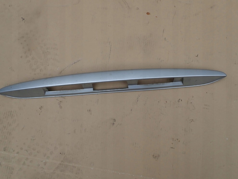 MITSUBISHI GRANDIS 04-10 LISTWA KLAPY TYLNEJ TYŁ 1/3
