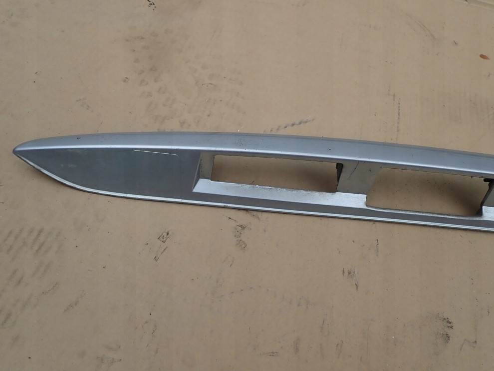 MITSUBISHI GRANDIS 04-10 LISTWA KLAPY TYLNEJ TYŁ 2/3