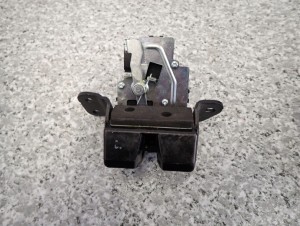 HYUNDAI I30 HB 07- ZAMEK KLAPY BAGAŻNIKA 4/4 MINIATURA