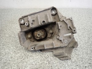 NISSAN MICRA K12 1.2i AUTOMAT 02- ŁAPA GÓRNA SKRZYNI BIEGÓW 4/4 MINIATURA