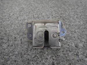SUZUKI ALTO NISSAN PIXO 09- ZAMEK KLAPY BAGAŻNIKA