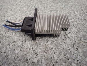 AVENSIS VERSO 01- REZYSTOR OPORNIK DMUCHAWY 4/4 MINIATURA