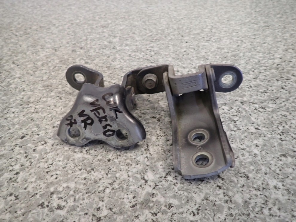 TOYOTA COROLLA VERSO 04-09 ZAWIASY DRZWI PRZEDNIE PRAWE 3/4