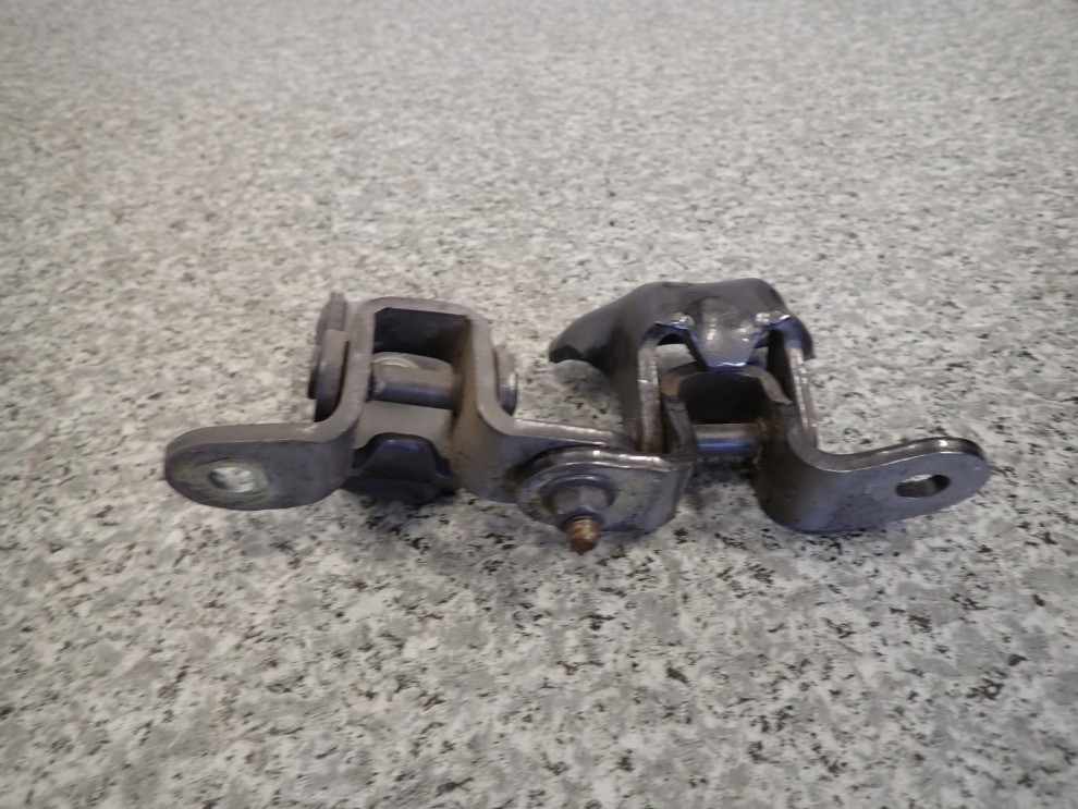TOYOTA COROLLA VERSO 04-09 ZAWIASY DRZWI PRZEDNIE PRAWE 4/4