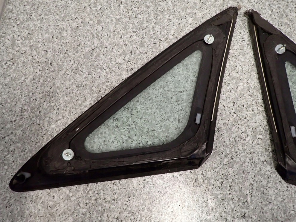 MAZDA 323 F BA 94-97 SZYBA KAROSERYJNA TYLNA PRAWA LUB PRAWA 5/6