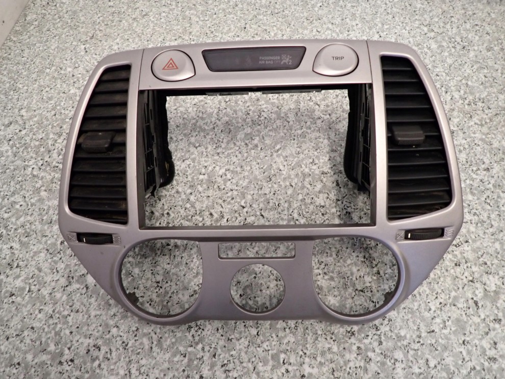 HYUNDAI i20 08-12 RAMKA RADIA NAWIEWU 1/6