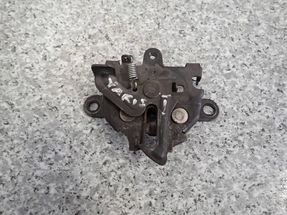 TOYOTA YARIS I 99-05 ZAMEK MASKI 1/3