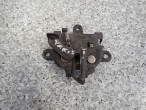 TOYOTA YARIS I 99-05 ZAMEK MASKI