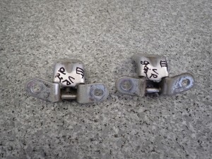 KIA CARENS III 06-11 ZAWIASY PRZEDNIE LEWE LUB PRAWE 2/4 MINIATURA