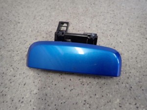 SUZUKI CELERIO 14-19 KLAMKA TYLNEJ KLAPY BAGAŻNIKA 3/5 MINIATURA