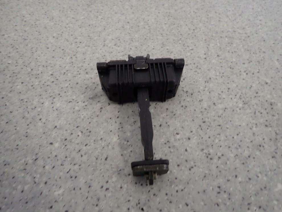 TOYOTA AVENSIS T25 03-07 OGRANICZNIK DRZWI PRZEDNI LEWY 1/3