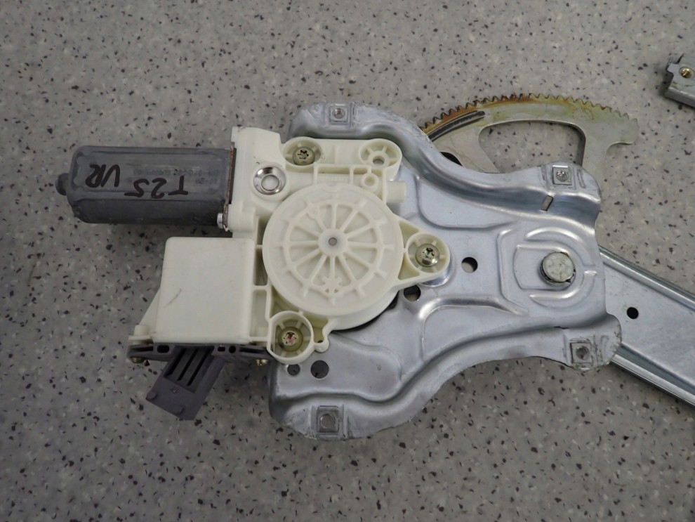 TOYOTA AVENSIS T25 03-07 PODNOŚNIK SZYBY PRZEDNI PRAWY 2/6