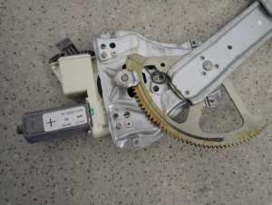 TOYOTA AVENSIS T25 03-07 PODNOŚNIK SZYBY PRZEDNI PRAWY 5/6 MINIATURA