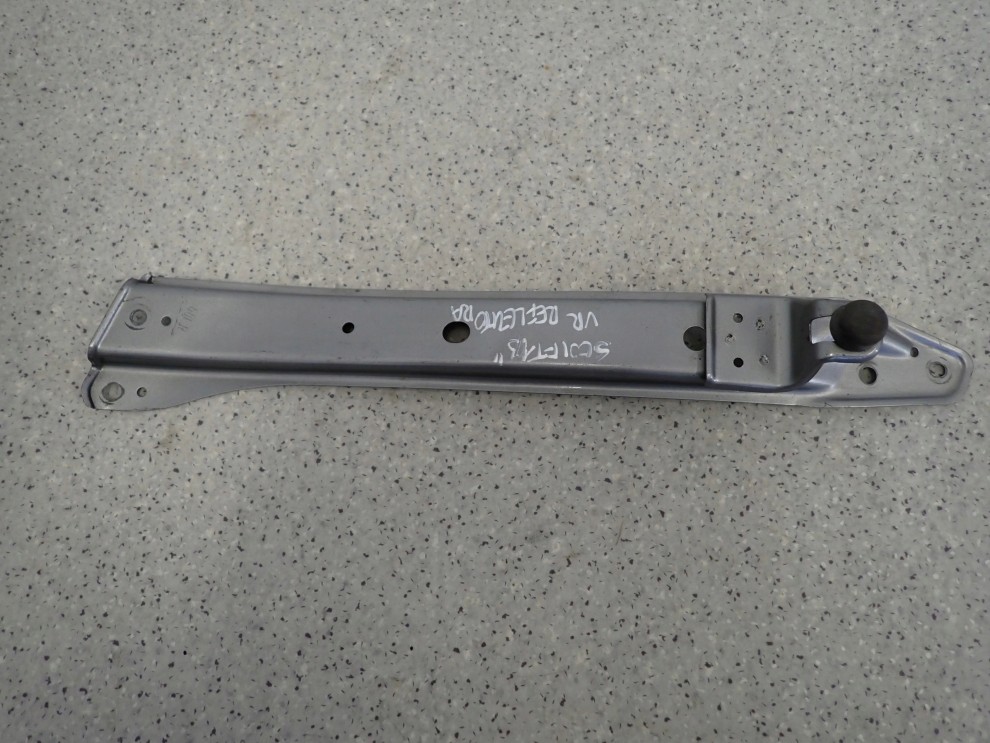 SUZUKI SWIFT MK7 10- WSPORNIK OKULAR PASA PRZEDNIEGO PRAWY 1/4