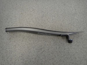 SUZUKI SWIFT MK7 10- WSPORNIK OKULAR PASA PRZEDNIEGO PRAWY 4/4 MINIATURA