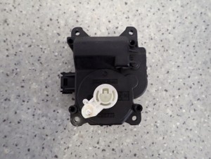 MITSUBISHI COLT 04-12 SILNICZEK STEROWANIA NAGRZEWNICY 4/4 MINIATURA