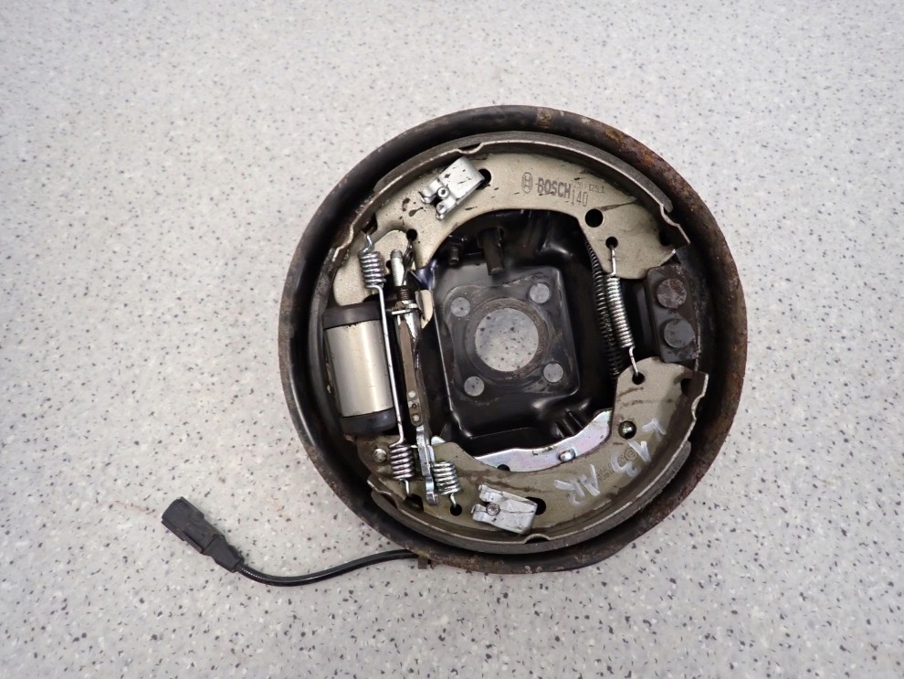 NISSAN MICRA K13 10- TARCZA KOTWICZNA TYLNA PRAWA SZCZĘKI 1/3