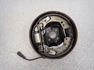 NISSAN MICRA K13 10- TARCZA KOTWICZNA TYLNA PRAWA SZCZĘKI