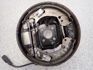 NISSAN MICRA K13 10- TARCZA KOTWICZNA TYLNA PRAWA SZCZĘKI 2/3 MINIATURA