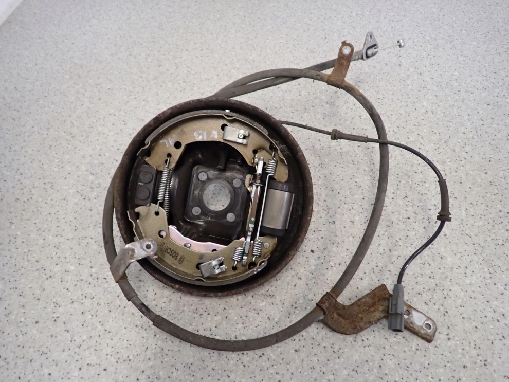 NISSAN MICRA K13 10- TARCZA KOTWICZNA TYLNA LEWA SZCZĘKI 1/4