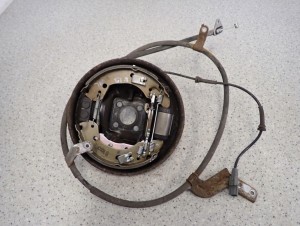 NISSAN MICRA K13 10- TARCZA KOTWICZNA TYLNA LEWA SZCZĘKI