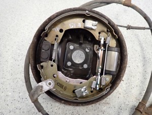 NISSAN MICRA K13 10- TARCZA KOTWICZNA TYLNA LEWA SZCZĘKI 2/4 MINIATURA