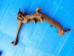 TOYOTA AVENSIS T25 03-07 WAHACZ TYLNY LEWY WZDŁUŻNY 2/4 MINIATURA