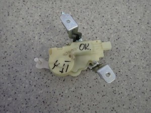 TOYOTA YARIS II 06-11 SIŁOWNIK ZAMKA KLAPY TYLNEJ TYŁ