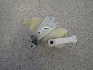 TOYOTA YARIS II 06-11 SIŁOWNIK ZAMKA KLAPY TYLNEJ TYŁ 2/3 MINIATURA