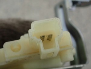 TOYOTA YARIS II 06-11 SIŁOWNIK ZAMKA KLAPY TYLNEJ TYŁ 3/3 MINIATURA