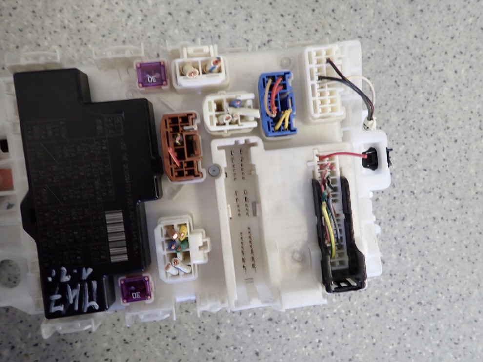 SUZUKI SWIFT MK7 10- 1.2I PUSZKA BEZPIECZNIKÓW 3/6