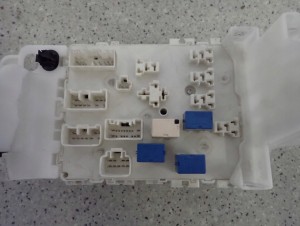 SUZUKI SWIFT MK7 10- 1.2I PUSZKA BEZPIECZNIKÓW 2/6 MINIATURA