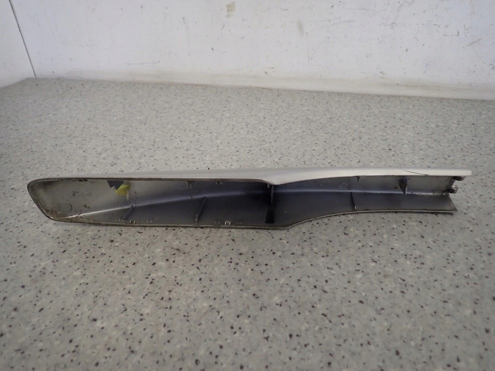 TOYOTA AVENSIS T25 03- ZAŚLEPKA RELINGU DACHOWEGO TYLNA PRAWA 4/5