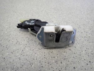 SUZUKI SPLASH 08-14 ZAMEK KLAPY BAGAŻNIKA 2/5 MINIATURA