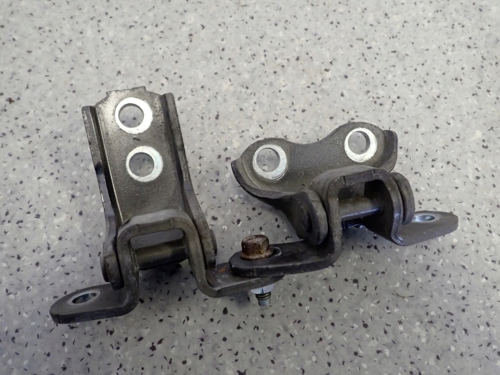 TOYOTA VERSO 09-13 ZAWIASY DRZWI PRZEDNIE PRAWE 2/2